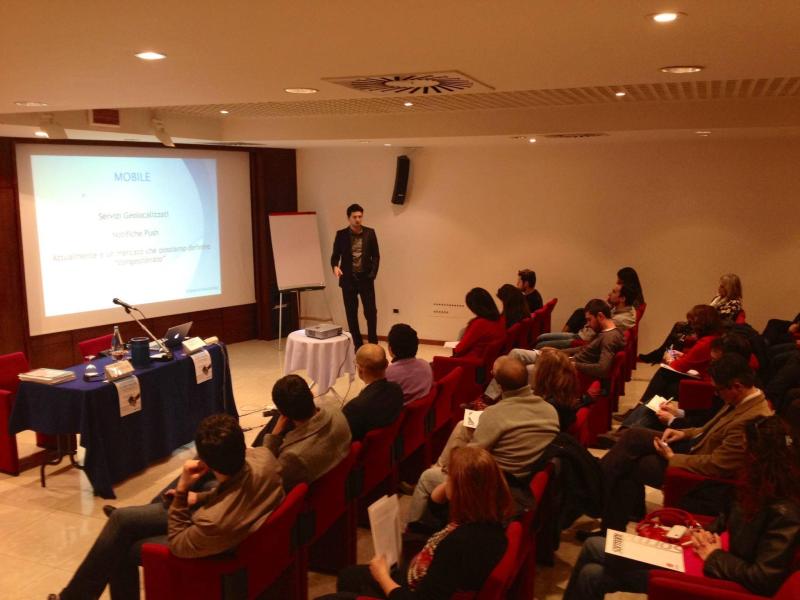 Marco Paolucci in aula come docente di e-commerce e internazionalizzazione
